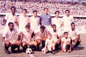 1970년 우니베르시타리오 데 데포르테스 선수단. 서 있는 선수: 엘로이 캄포스, 라몬 미플린, 엑토르 춤피타스, 루이스 루비뇨스, 니콜라스 후엔테스, 오를란도 데 라 토레. 앉아 있는 선수: 훌리오 바이용, 로베르토 샤예, 페드로 파블로 레온, 엘라디오 레예스, 알베르토 갈라르도.