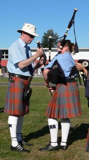 일반적인 플리팅(무늬 맞춤)을 한 나이프 플리츠의 킬트.