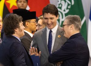 리우데자네이루에서 열린 2024 G20 리우데자네이루 정상회의에서 캐나다 총리 저스틴 트뤼도와 영국 총리 키어 스타머와 함께 있는 밀레이