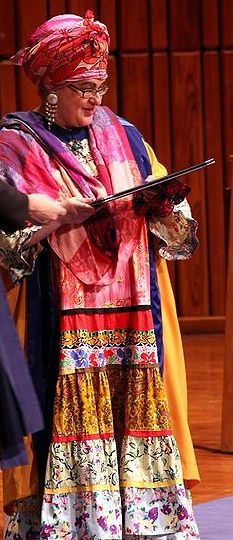 터번과 어울리는 로브를 착용한 카밀라 바트망겔리지(Camila Batmanghelidjh)