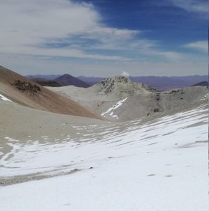 남쪽에서 연기를 바라보며 촬영한 올카 화산 돔과 분기공 사진
