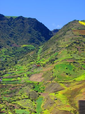 메리다는 계곡 안에 위치하며, 인근에는 많은 식민지 시대 마을들이 있다