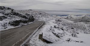 엘 아길라 피코로 가는 눈 내리는 길
