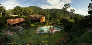 안데스 산맥의 여관 전경. 도시의 주요 생계 수단은 관광이다.