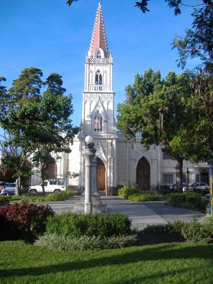 시내 중심부에 위치한 '델 야노' 교회와 광장