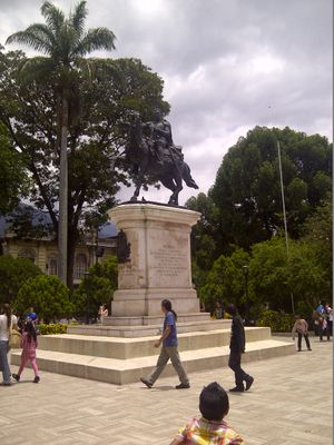 볼리바르 광장 전경. 해방자를 기리는 동상과 배경에 보이는 대성당이 보인다