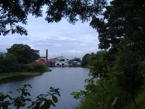 배경에 라 로사 호수와 과학기술 박물관이 보인다.