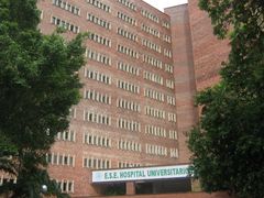 쿠쿠타 시의 주요 의료 센터인 에라스모 메오스 대학교 병원 (Hospital Universitario Erasmo Meoz)