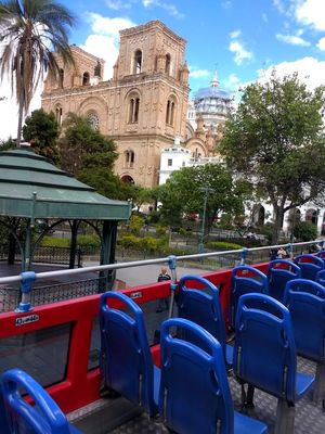 쿠엥카 시내를 운행하는 2층 관광 버스