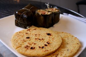 옥수수 아레파(아레파 데 마이스 펠라도)와 타말은 산탄데르의 전형적인 요리 중 일부이다.