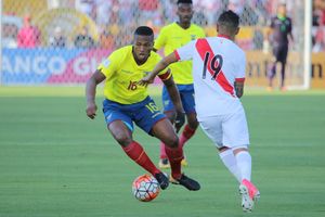 페루와의 경기에서 활약하는 발렌시아(왼쪽)