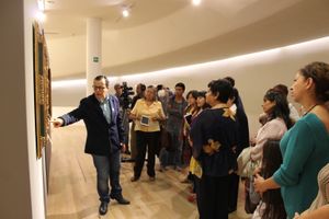 멕시코 멕시코시티에 있는 소마야 미술관(Soumaya Museum)의 해설이 있는 관람 그룹