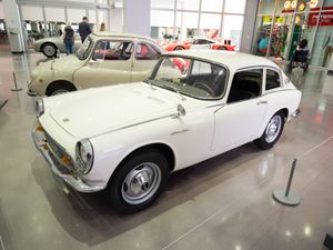 자동차 박물관에 전시된 클래식카들. 역사 박물관이자 기술 박물관으로 볼 수 있다