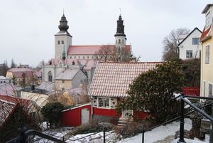 스웨덴 비스뷔의 성 마리아 대성당을 바라보는 전경. 비스뷔는 스웨덴에서 가장 잘 보존된 전 한자 도시 중 하나이며 유네스코 세계유산이다. 현재는 고틀란드 지방 자치구의 중심지이다.
