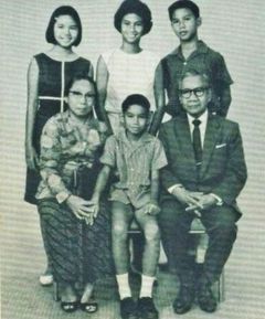 1963년, 12세 때 가족과 함께 찍은 사진