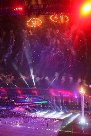 2011년 11월 11일 금요일, 인도네시아 남수마트라 팔렘방에서 열린 제26회 동남아시아 경기 대회 개막식 성화 점화 후의 불꽃놀이 장면.