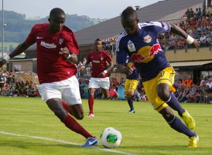 2013년 당시 레드불 잘츠부르크에서 뛰던 마네(오른쪽)