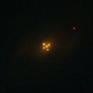 아인슈타인 십자가로 알려진 우주 신기루. 네 개의 명백한 이미지는 실제로 같은 퀘이사에서 나온 것이다.