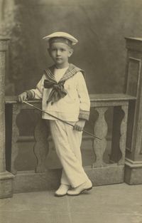 1920년, 선원 복장을 한 어린 라파엘 칼데라