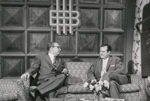 토크쇼 라 오라 나시오날(La Hora Nacional)에서 칼데라와 마리아노 피콘 살라스(Mariano Picón Salas). RCTV, 1958년.