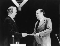 토마스 윌리엄스 경(토마스 윌리엄스 경)이 라파엘 칼데라에게 세계국제의원연맹 의장직을 넘겨주는 모습. 1979년 9월 21일.