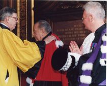 1998년 3월 22일 파리 소르본 대학교에서 명예 박사 학위를 받는 라파엘 칼데라