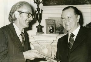 인문주의자 안드레스 벨로에 관한 그의 전기 영어판 출판 발표 당시 런던에서의 칼데라(1977).