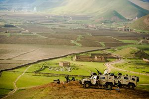 주 재건 팀(PRT)의 노르웨이군 병사들이 파르야브 주에서 순찰하는 모습 (2009년 12월)