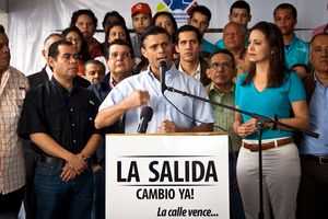 레오폴도 로페스와 마리아 코리나 마차도, 라 살리다 기획안 발표. 후안 과이도가 뒤에 있다.