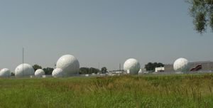 BND / NSA 바트 아이블링(Bad Aibling) 기지. 로데 슈바르츠(Rohde & Schwarz) 고주파 위성 감청 기술을 갖춘 에셜론(ECHELON) 현장 기지 81로도 사용됨