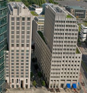 왼쪽 바이스하임 센터, 오른쪽 델브뤼크 고층 건물(현재 P5)