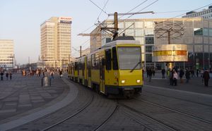 세계 시계(World Clock)를 지나는 트램