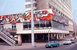 1977년 프레세카페. 마르크스주의적 관점에서 언론을 묘사한 벽화는 상업 광고로 가려졌었지만, 이후 다시 드러났다.