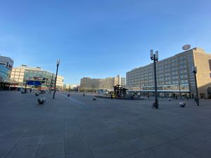 2020년 4월 11일 코로나19 봉쇄(COVID-19 lockdown) 중 알렉산더 광장(Alexanderplatz)