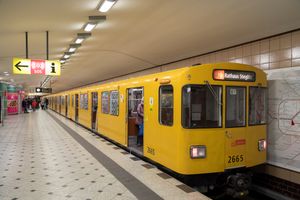 동물원역 U9 승강장에 정차한 F형 열차