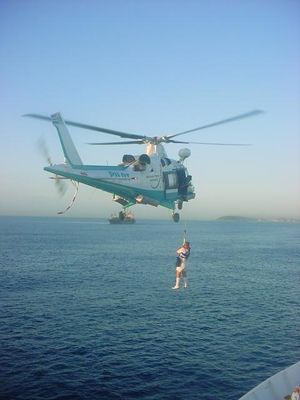 헬리콥터를 이용하여 선박에 탑승 준비 중인 도선사 (남아프리카 공화국 더반 항구)