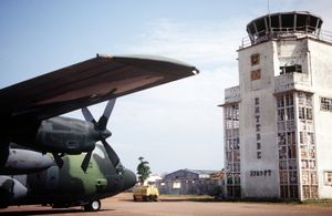 1976년 작전 당시 총탄 자국이 남아있는 구 터미널(1994년 촬영)