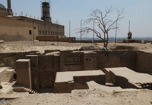 알-아슈라프 칼릴의 접견장인 카아 알-아슈라피야(Qa'a al-Ashrafiyya)의 발굴된 유적. 현재 경찰 박물관 앞 테라스에 위치