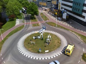 네덜란드 라이덴 대학교 의료 센터의 회전교차로. 중앙 분리대에 현대 미술 조형물이 설치되어 있다.