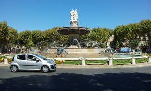 프랑스 엑상프로방스 회전교차로 중앙에 있는 분수