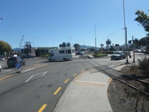 뉴질랜드 블레넘의 메인 스트리트 회전교차로를 가로지르는 메인 노스선 철도