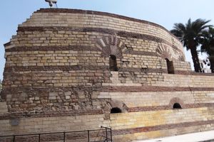 트라야누스 운하(Canal of the Pharaohs) 입구 양쪽에 있던 두 개의 원형 탑 중 하나의 외관