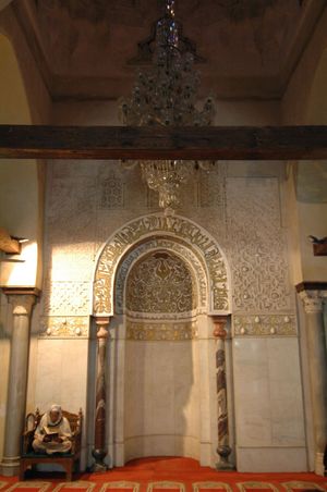 파티마 왕조의 미흐랍. 이 지역은 여러 번 개조 및 복원되었지만, 벽감 반원형(콘치)의 회반죽 무늬는 원래의 것으로 여겨진다.