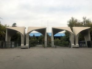 테헤란 대학교 남문이자 정문