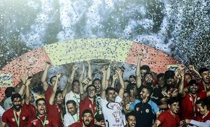 2016-17년 하지피컵 우승을 자축하는 나프트 선수들