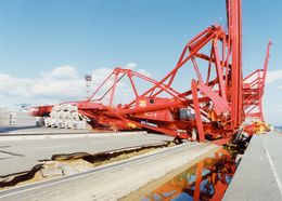 지반 침하로 붕괴된 갠트리 크레인