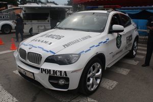 고위급 사건에서 압수된 고급 차량 중 하나인 BMW X6이 국가 경찰 순찰 차량으로 개조되었다.
