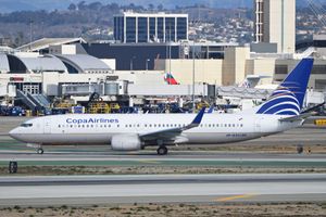 1980년 이후 보잉 737기종은 코파 항공의 중장거리 확장의 중추적인 역할을 해왔습니다. 사진은 LAX에 있는 보잉 737-800입니다.