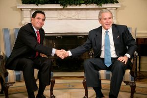 2007년 2월 16일 오벌 오피스에서 조지 W. 부시와 함께 있는 마르틴 토리호스