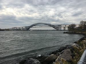 뉴욕 항구의 베이온 브리지(Bayonne Bridge)는 신파나맥스급 선박 수용을 위해 아치 내부에 더 높은 도로를 건설하고 하부 도로를 제거하여 항행 간격을 증가시켰다.